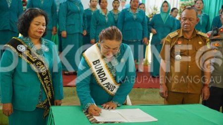 You are currently viewing Ketua TP PKK Kabupaten Hadiri Pengukuhan Ketua TP PKK dan Ketua Bunda PAUD Desa se-Kecamatan Meliau