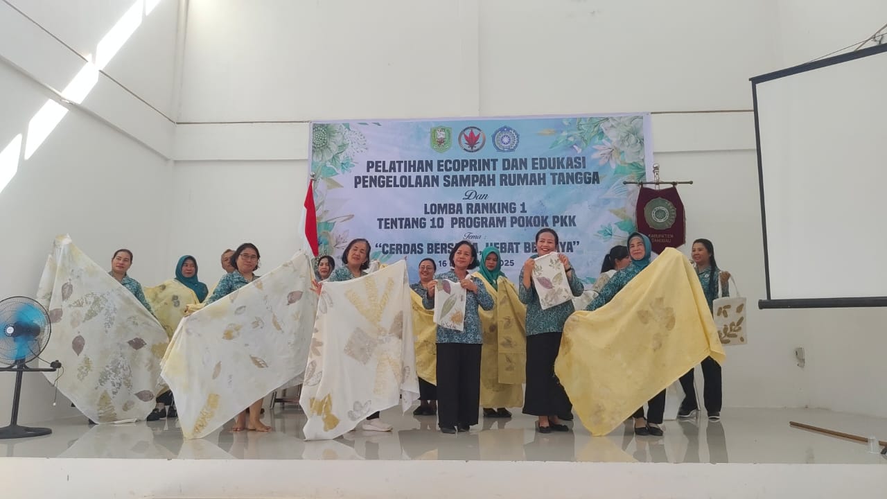 You are currently viewing Tema “Cerdas Bersama, Hebat Berdaya”, TP PKK Kabupaten Sanggau Gelar Pelatihan Ecoprint dan Lomba Ranking Satu